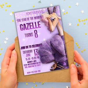 K&ouml;nnte beinhalten: Eine lila Geburtstagseinladung mit der Figur Gazelle aus Zootopia. Die Einladung enth&auml;lt den Text "GAZELLE TURNS 8" und Veranstaltungsdetails. Die Einladung wird in einem braunen Umschlag vor einem hellblauen Hintergrund gehalten.