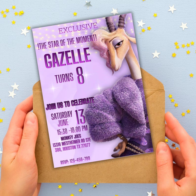 K&ouml;nnte beinhalten: Eine lila Geburtstagseinladung mit der Figur Gazelle aus Zootopia. Die Einladung enth&auml;lt den Text "GAZELLE TURNS 8" und Veranstaltungsdetails. Die Einladung wird in einem braunen Umschlag vor einem hellblauen Hintergrund gehalten.