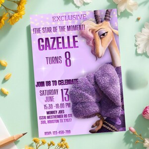 K&ouml;nnte beinhalten: Eine lila Geburtstagseinladung mit dem Text "GAZELLE TURNS 8". Die Einladung zeigt eine Illustration einer Gazelle mit einem lila Pelzmantel. Die Einladung enth&auml;lt Datum, Uhrzeit und Ort der Party.