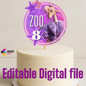 Puede incluir: Un pastel blanco glaseado con un adorno para pastel morado y rosa. El adorno presenta un personaje de dibujos animados, la palabra "ZOO" y el número "8". Las palabras "Editable Digital file" están en la parte inferior de la imagen.
