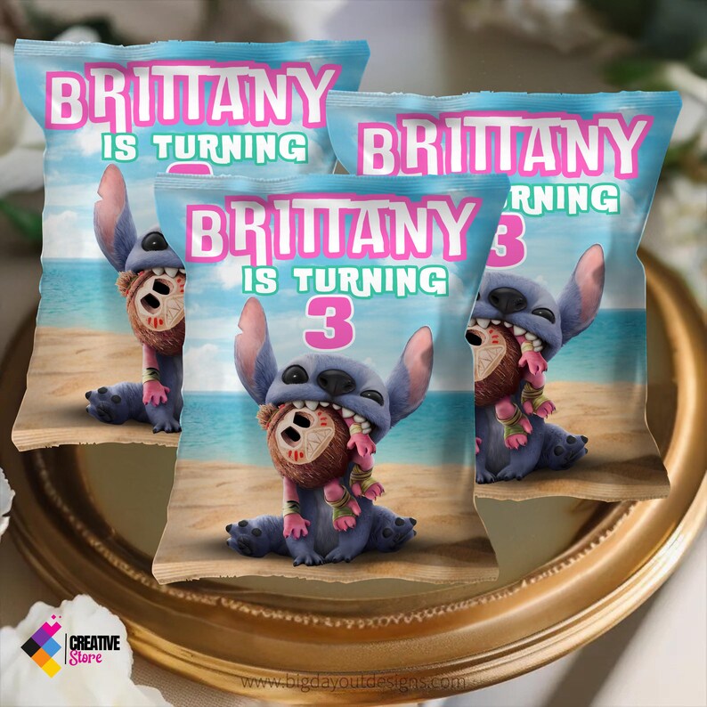 K&ouml;nnte beinhalten: Drei blaue und rosa Party-Geschenkt&uuml;ten mit einer Zeichentrickfigur Stitch, die eine Kokosnuss h&auml;lt. Die T&uuml;ten tragen den Text "Brittany wird 3 Jahre alt".