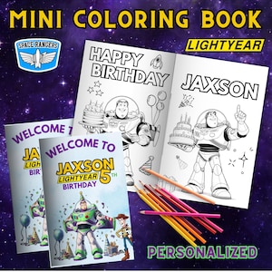 Puede incluir: Un libro para colorear personalizado con Buzz Lightyear de la película Lightyear. La portada presenta una ilustración en blanco y negro de Buzz Lightyear sosteniendo un pastel de cumpleaños. El título del libro es "Jaxson Lightyear 5th Birthday".
