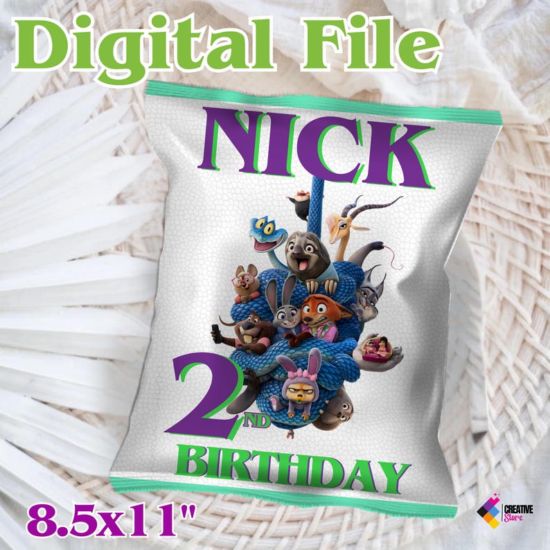 Puede incluir: Una bolsa de fiesta blanca con un dise&ntilde;o verde y morado. La bolsa presenta el texto "Digital File", "NICK", "2ND BIRTHDAY" y "8.5x11". La bolsa est&aacute; decorada con personajes de dibujos animados.