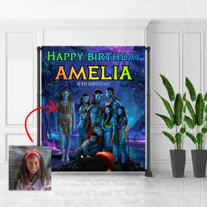 Puede incluir: Una pancarta de cumpleaños personalizada con el nombre "Amelia" en letras grandes y coloridas, con el texto "Happy Birthday" arriba y "8th Birthday" abajo. La pancarta tiene un tema de Avatar con personajes de la película.