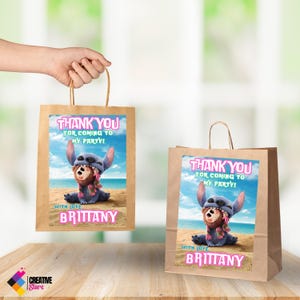 Puede incluir: Dos bolsas de regalo de papel marr&oacute;n con asas. Cada bolsa tiene una pegatina colorida con un personaje de dibujos animados, texto que dice "&iexcl;Gracias por venir a mi fiesta!" y el nombre "Brittany".