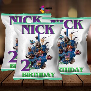 Puede incluir: Bolsas de fiesta blancas con el nombre "NICK" en morado y verde, y el n&uacute;mero "2" con las palabras "BIRTHDAY" en verde. Las bolsas presentan personajes de dibujos animados y un dise&ntilde;o azul.