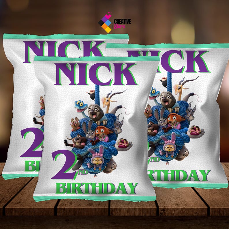 Puede incluir: Bolsas de fiesta blancas con el nombre "NICK" en morado y verde, y el n&uacute;mero "2" con las palabras "BIRTHDAY" en verde. Las bolsas presentan personajes de dibujos animados y un dise&ntilde;o azul.