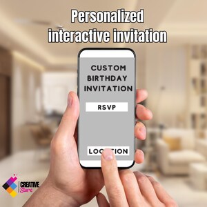 Puede incluir: Un teléfono inteligente que muestra una invitación de cumpleaños personalizada con opciones de RSVP y ubicación. El teléfono está en la mano de una persona. El texto "Personalized interactive invitation" está en la parte superior. El logotipo de Creative Store está en la esquina inferior izquierda.