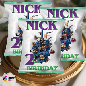 Puede incluir: Tres bolsas de patatas fritas blancas con el nombre "NICK" en morado y verde, y el texto "2nd BIRTHDAY". Las bolsas presentan una ilustraci&oacute;n de dibujos animados de varios personajes de animales. Las bolsas tienen un borde verde azulado.