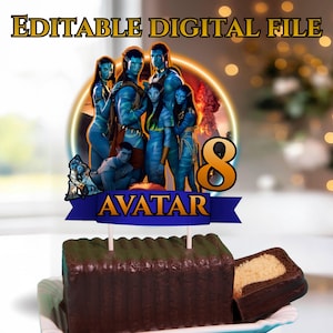 Puede incluir: Un adorno para tarta con personajes de la película "Avatar" y el número 8. El adorno está sobre una tarta de chocolate con la parte superior verde. Las palabras "EDITABLE DIGITAL FILE" y "AVATAR" son visibles.