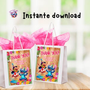 Pode incluir: Duas sacolas de presente brancas com papel de seda rosa dentro. As sacolas têm um design impresso com Stitch e Angel do filme da Disney Lilo & Stitch. As sacolas dizem "Obrigado! Por vir à minha festa!"