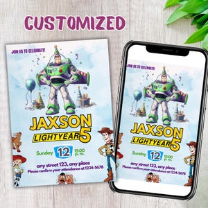 Puede incluir: Una invitación de cumpleaños azul y verde con Buzz Lightyear de Toy Story. La invitación dice "¡Únete a nosotros para celebrar!" y tiene el nombre "Jaxson Lightyear" con el número 5. La invitación también incluye la fecha y la hora de la fiesta, la dirección y una solicitud para confirmar la asistencia.