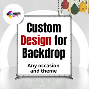 Puede incluir: Una pancarta de fondo rectangular blanca sostenida por un marco de metal negro. La pancarta presenta el texto negro Custom Design for Backdrop con la palabra Design en rojo, seguido del texto negro Any occasion and theme. Globos visibles.