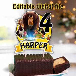 Puede incluir: Un adorno para pastel con un oso de dibujos animados, personajes y el número 4. El adorno tiene el nombre "HARPER" en una pancarta. Las palabras "Editable digital file" están en la parte superior. El pastel es de chocolate con una parte superior verde.