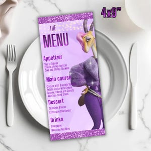以下が含まれることがあります： 紫色のメニューカード、約10x23cm、漫画のガゼルのイラスト入り。メニューには、前菜、メインコース、デザート、ドリンクが記載されています。カードは、フォークとナイフが付いた白いお皿の上にあります。