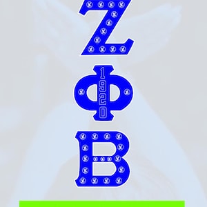 Puede incluir: Gráfico azul de las letras griegas ZΦB con el año 1920 en el centro. Cada letra está llena de un patrón de pequeños símbolos blancos. La parte inferior de la imagen tiene el texto "PDF SVG PNG JPG ESP AI" en un rectángulo verde.