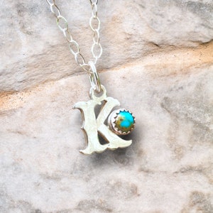Collar con letra turquesa y dije de plata de ley - Collar con inicial personalizado - Regalo para mujer -