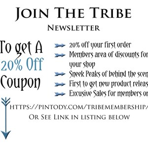 K&ouml;nnte beinhalten: Grafik des Newsletters Join The Tribe mit blauen Pfeilen, die auf die Vorteile der Mitgliedschaft hinweisen, darunter einen 20% Rabattgutschein, Mitgliederbereich-Rabatte, Sneak Peeks, fr&uuml;hen Zugang zu neuen Produkten und exklusive Verk&auml;ufe. Der Text enth&auml;lt auch einen Link zum Beitritt: HTTPS://PINTODY.COM/TRIBEMEMBERSHIP/