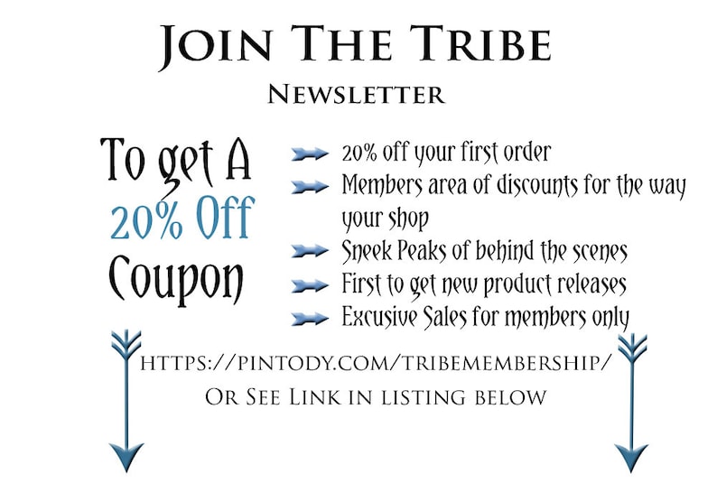 K&ouml;nnte beinhalten: Grafik des Newsletters Join The Tribe mit blauen Pfeilen, die auf die Vorteile der Mitgliedschaft hinweisen, darunter einen 20% Rabattgutschein, Mitgliederbereich-Rabatte, Sneak Peeks, fr&uuml;hen Zugang zu neuen Produkten und exklusive Verk&auml;ufe. Der Text enth&auml;lt auch einen Link zum Beitritt: HTTPS://PINTODY.COM/TRIBEMEMBERSHIP/
