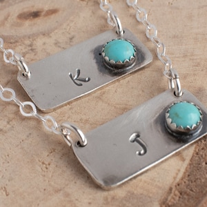 Collar con inicial personalizado en plata de ley y turquesa - Regalos para mujer - Opciones de metal - Regalo para novias