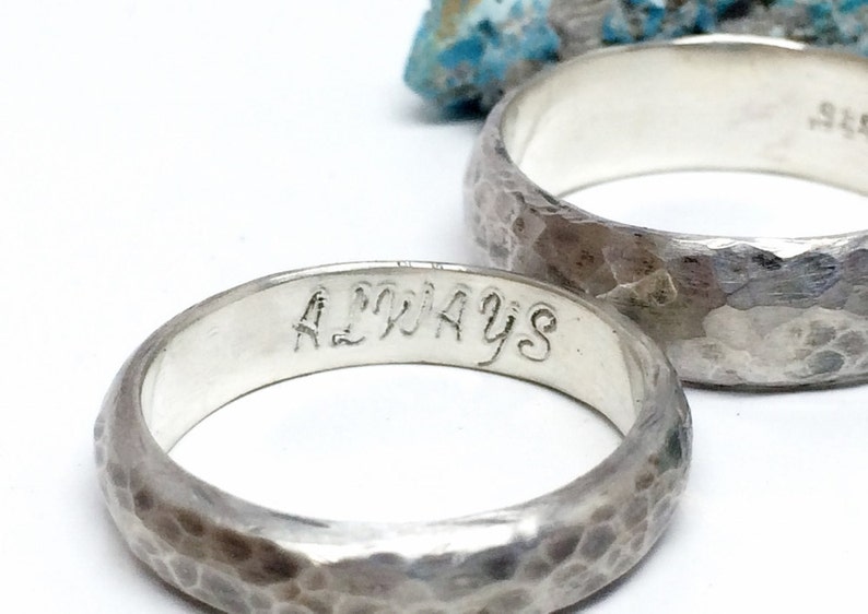 Pode incluir: Duas alian&ccedil;as de prata martelada. Uma das alian&ccedil;as &eacute; gravada com a palavra "ALWAYS".
