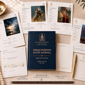 Può includere: Un diario di studio delle porzioni della Torah con copertina rigida blu scuro e scritte dorate, circondato da diversi fogli di studio bianchi con illustrazioni bibliche, testo ebraico e spunti di riflessione. Una penna dorata è accanto al diario.