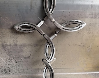 Cruz de herradura hecha a mano - Decoración rústica de pared en metal - Regalo cristiano - Adorno de pared estilo western