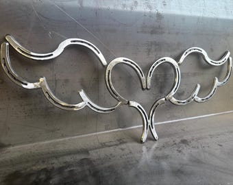 Arte de pared rústico con forma de herradura, corazón y alas - Decoración de metal soldado hecha a mano