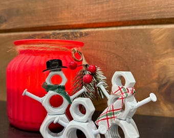 Familia de muñecos de nieve con tuercas y tornillos soldados / Decoración navideña rústica