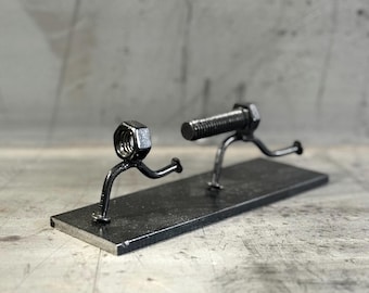 Escultura de tuerca con perno hecha a mano - Arte de metal soldado reciclado