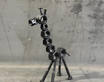 Escultura de jirafa hecha a mano con tuercas y tornillos: arte de metal soldado y reciclado
