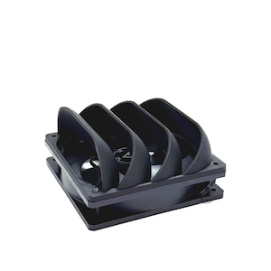 Könnte beinhalten: Ein schwarzer, quadratischer Ventilator mit vier gebogenen Flügeln. Der Ventilator hat ein geschichtetes Design und ist vor einem weißen Hintergrund platziert. Die Flügel sind gleichmäßig verteilt und scheinen aus Kunststoff zu sein.