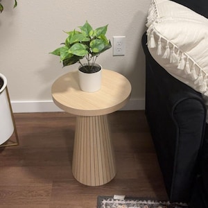 Round Wooden Pedestal Side Table, Rustic Farmhouse Accent Table, Small Wooden End Table, Vintage Bedside Drink Table, Plant Stand Decor