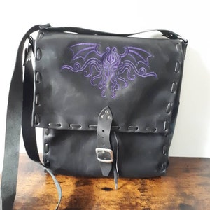 Schultertasche aus Leder Larp Kostüm mit Cthulhu Stickerei Fantasy Kultist lrp Abenteurer Cosplay dark Academia Accessoire Lovecraft Horror