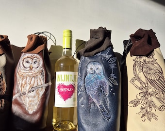 Portabotellas de cuero para LARP: bolsa de mano para vino con búho o cuervo bordado.