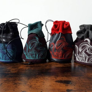 Große Würfeltasche aus Leder Tentakel Stickerei Larp Beutel rpg Gamer Cthulhu Geek Geschenk Fantasy Pirat Kostüm kraken dnd sca lrp