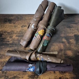 Custodia per pergamena in morbida pelle ricamo marginalia medievale larp costume cosplay accessorio fantasy rinascimentale faire sca scriba lrp regalo dnd prop