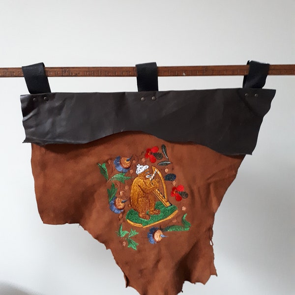 Mini bannière en cuir de vêtements médiévaux avec singe sur harpe broderie conception historique chevalier lrp costume cosplay accessoire dnd monstre prop