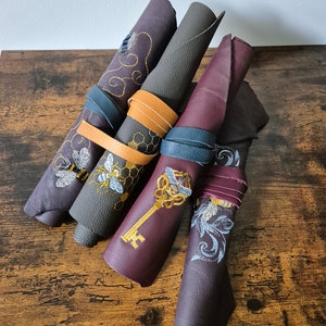 Custodia per pergamena in morbida pelle con ricamo ape per costume da larp, accessorio per cosplay, medievale, fantasy, rinascimentale, fiera SCA, rotolo di carta per scriba, copertura per lrp