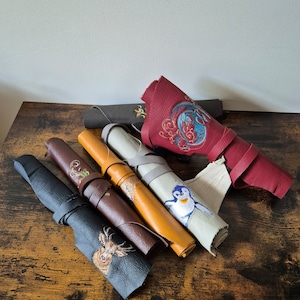 Custodia per pergamena in morbida pelle con ricamo naturale per costume da larp accessorio cosplay medievale fantasy rinascimentale faire sca scriba rotolo lrp mago