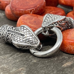Anillo de plata antigua con forma de cabeza de serpiente, anillos en O, dije de serpiente, cierre de resorte con extremos de cordón, calibre 6 de 81 mm