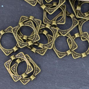 K&ouml;nnte beinhalten: Ein Set aus drei Keramikvasen in verschiedenen H&ouml;hen und Formen. Die Vasen sind mit einer matten, wei&szlig;en Oberfl&auml;che versehen und bieten eine minimalistische &Auml;sthetik. Die h&ouml;chste Vase ist etwa 25 cm hoch.