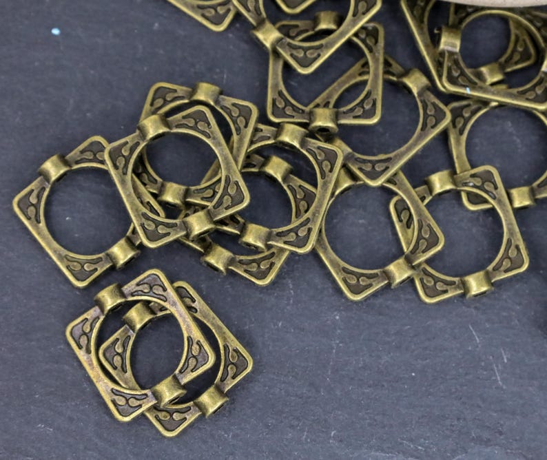K&ouml;nnte beinhalten: Ein Set aus drei Keramikvasen in verschiedenen H&ouml;hen und Formen. Die Vasen sind mit einer matten, wei&szlig;en Oberfl&auml;che versehen und bieten eine minimalistische &Auml;sthetik. Die h&ouml;chste Vase ist etwa 25 cm hoch.