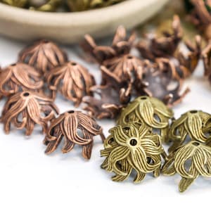 Kunstvolle Blumen Perlenkappen in antiker Bronze & Kupfer, modellierte Blütenblatt Schmuckzubehör, 10 x 15 mm