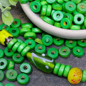 100 perline di legno verde piatto, perline con foro grande, perline di disco di legno naturale rustico