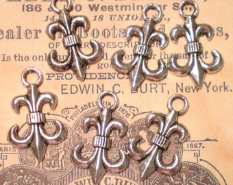 6 Fleur De Lis Charms antique silver metal pendants