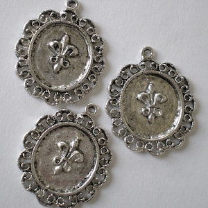 Fleur De LIs 4 silver pendant medallion jewelry supply 30x24.5x2.5mm