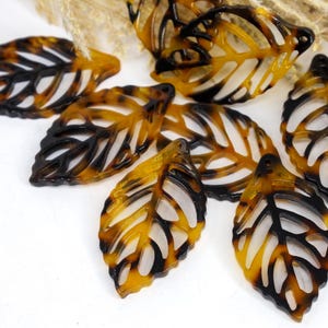 Colgantes de hoja de carey artificial, de acetato de celulosa con acabado brillante natural, 32 x 22 mm, cantidad: 10