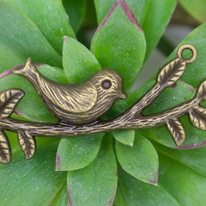 Conector de pájaro de bronce antiguo: colgante de pájaro pequeño en rama con hojas, un amuleto natural ideal para joyería bohemia y collares en capas - Cantidad: 2