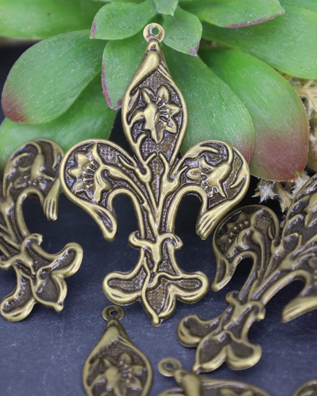 フランス貴族の象徴【leah alexandra】FLEUR-DE-LIS 刻印可 Fleur de Lis Neckline Pendant – Beautiful Chaos